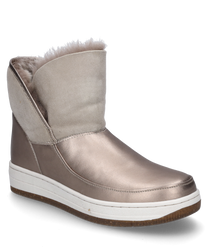 Die abgebildete Stiefelette in Metallic-Bronze hat ein weiches pelziges Innenfutter und keinen Verschluss. Sie besteht aus glattem Leder und Veloursleder kombiniert mit einer weißen robusten Sohle.