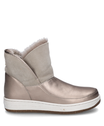 Die abgebildete Stiefelette in Metallic-Bronze hat ein weiches pelziges Innenfutter und keinen Verschluss. Sie besteht aus glattem Leder und Veloursleder kombiniert mit einer weißen robusten Sohle.