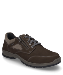La chaussure est en cuir marron avec des inserts en tissu gris et dispose d'un laçage ainsi qu'une fermeture éclair latérale. Les coutures marquantes et le design sportif lui confèrent un aspect moderne.