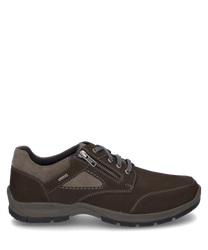 La chaussure est en cuir marron avec des inserts en tissu gris et dispose d'un laçage ainsi qu'une fermeture éclair latérale. Les coutures marquantes et le design sportif lui confèrent un aspect moderne.