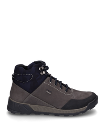 L'ankle boot è realizzato in robusta pelle grigia e presenta un sistema di allacciatura. Caratteristiche speciali sono la punta in gomma nera e i dettagli blu scuro sul gambale che offrono ulteriore stile e protezione.
