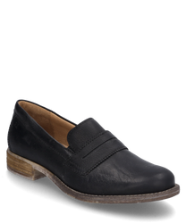 Un elegante mocasín negro de cuero con un cierre elástico que proporciona un ajuste cómodo. El zapato tiene una suela marrón robusta y un tacón bajo ideal para el uso diario.