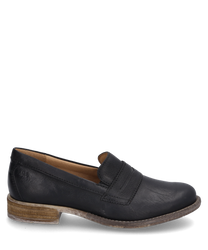 Un elegante mocasín negro de cuero con un cierre elástico que proporciona un ajuste cómodo. El zapato tiene una suela marrón robusta y un tacón bajo ideal para el uso diario.