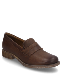 Le mocassin couleur camel est fabriqué en cuir de haute qualité et se distingue par sa fermeture élastique confortable. La chaussure a une surface lisse avec un léger éclat et des coutures décoratives discrètes qui lui confèrent un look classique.