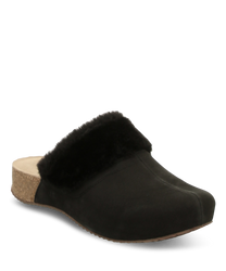 Ce sabot noir en matériau doux a une fermeture élastique et une semelle confortable. La chaussure est dotée d'un bord pelucheux et offre un grand confort de port.