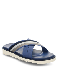 De sandaal is gemaakt van blauw materiaal met twee gekruiste banden in blauw wit en grijs. Hij heeft geen sluiting en een witte geprofileerde zool voor betere grip.