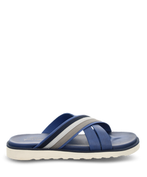 De sandaal is gemaakt van blauw materiaal met twee gekruiste banden in blauw wit en grijs. Hij heeft geen sluiting en een witte geprofileerde zool voor betere grip.