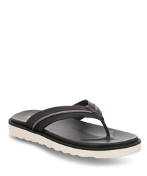 Chanclas negras de material suave sin cierre. Las características especiales son la suela blanca en contraste y las cómodas correas anchas.