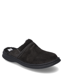Zwarte pantoffel van zacht suede zonder sluiting met verwarmende voering en contrasterende stiksels. De antislipzool biedt optimale grip voor dagelijks gebruik.