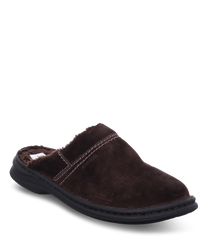 Deze comfortabele pantoffel is gemaakt van donkerbruin suede en heeft een zachte voering. De schoen heeft geen sluiting en kenmerkt zich door witte sierstiksels.