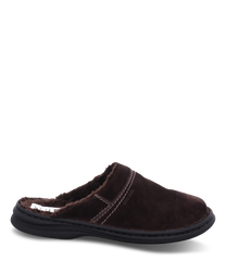 Deze comfortabele pantoffel is gemaakt van donkerbruin suede en heeft een zachte voering. De schoen heeft geen sluiting en kenmerkt zich door witte sierstiksels.