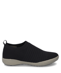 Il mocassino è realizzato in materiale a maglia nero e traspirante e dispone di un comodo elastico. La suola chiara crea un contrasto e offre una buona aderenza.