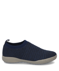 Il mocassino è realizzato in materiale a maglia blu scuro e presenta un comodo elastico in gomma come chiusura. La suola è di un beige a contrasto il che conferisce alla scarpa un aspetto moderno.