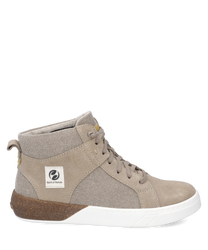 De sneaker is gemaakt van beige textielmateriaal met een vetersluiting en een bruine accent aan de zool. Een wit logo-patch siert de zijkant van de schoen die een sportief-elegante uitstraling biedt.