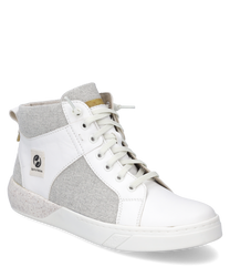 Baskets modernes avec lacets fabriquées en cuir blanc et en tissu gris. La chaussure se distingue par sa combinaison de matériaux contrastés et un logo discret sur le côté.