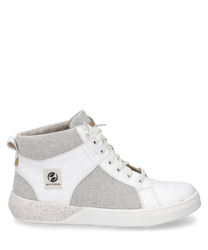 Baskets modernes avec lacets fabriquées en cuir blanc et en tissu gris. La chaussure se distingue par sa combinaison de matériaux contrastés et un logo discret sur le côté.