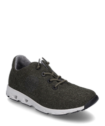 La sneaker est fabriquée en feutre gris et a une semelle blanche. Elle dispose d'un laçage et d'un logo embossé sur le côté ce qui lui confère un look sportif et moderne.