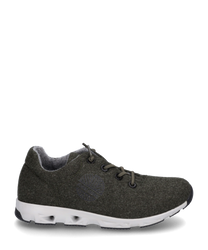 La sneaker est fabriquée en feutre gris et a une semelle blanche. Elle dispose d'un laçage et d'un logo embossé sur le côté ce qui lui confère un look sportif et moderne.