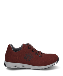 Rode sneaker met veters gemaakt van viltmateriaal. De schoen heeft een witte zool en een rond logo aan de zijkant.