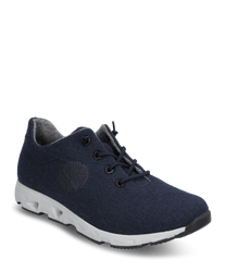 Donkerblauwe sneaker met veters gemaakt van zacht stofmateriaal. De schoen heeft een witte zool met dempende eigenschappen en een geborduurd logo aan de zijkant.