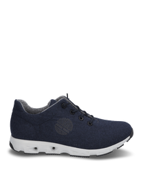 Donkerblauwe sneaker met veters gemaakt van zacht stofmateriaal. De schoen heeft een witte zool met dempende eigenschappen en een geborduurd logo aan de zijkant.