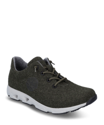 La sneaker è realizzata in feltro grigio e presenta una classica allacciatura. Si distingue per una suola bianca con speciali cuscinetti d'aria che offrono ulteriore comfort.