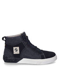 Dunkelblauer Sneaker mit Schnürung aus robustem Textilmaterial und Wildlederakzenten. Weiße Sohle mit schwarzem Sprenkelmuster und einem seitlichen Logo-Patch der Spirit of Nature zeigt.