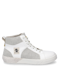 Nowoczesny sneaker z sznurowaniem wykonany z białej skóry i szarego materiału. Szczególną cechą jest logo "Spirit of Nature" z boku połączone z nakrapianą podeszwą dla naturalnego wyglądu.