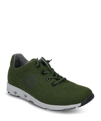 Zapatillas verdes con cordones fabricadas en material de fieltro. El zapato tiene una suela blanca y un logo impreso en el lateral lo que le da un aspecto deportivo.