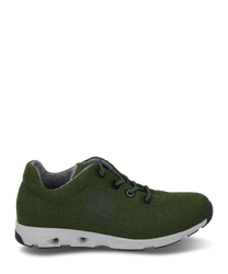 Zapatillas verdes con cordones fabricadas en material de fieltro. El zapato tiene una suela blanca y un logo impreso en el lateral lo que le da un aspecto deportivo.