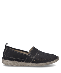Ein schwarzer Slipper mit Gummizug gefertigt aus einem weichen Material mit dekorativen Aussparungen auf dem Obermaterial. Der Schuh hat eine helle strukturierte Sohle die für zusätzlichen Komfort sorgt.