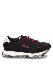 La sneaker est fabriquée en matériau noir lisse avec des accents en daim marron. Elle possède un laçage rose frappant et une semelle blanche avec des détails gris ainsi que le chiffre "1886" sur le côté.
