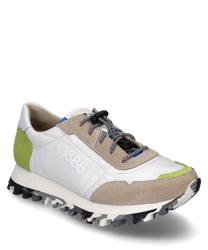 Moderne sneaker met veters gemaakt van wit leer met grijze en groene suède accenten. De schoen heeft een opvallende gekartelde zool en is versierd met het cijfer "1886" aan de zijkant.