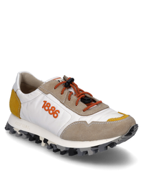 De sneaker van glad wit materiaal heeft gekleurde accenten in geel en lichtbruin suède. Opvallende oranje veters en het getal 1886 sieren de zijkant terwijl de zool een opvallend profiel heeft.