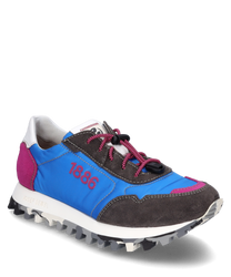 Der Sneaker hat eine Schnürung und besteht aus einem Mix aus blauem braunem und pinkem Material. Auffällig sind die weiße Fersenkappe und die kontrastreiche Sohle mit grobem Profil.