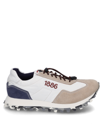 De sneaker met veters combineert witte blauwe en beige suède en textielmaterialen. Kenmerkende details zijn de bruine veters en het cijfer "1886" aan de zijkant aangevuld met een profielzool voor optimale grip.