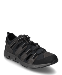 La chaussure basse en gris foncé et noir dispose d'un laçage et est fabriquée en matériau robuste avec des inserts structurés. Les ouvertures latérales et la semelle flexible offrent confort et respirabilité pour le quotidien.