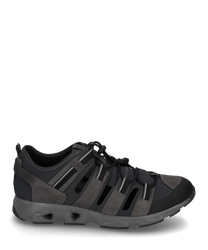 La chaussure basse en gris foncé et noir dispose d'un laçage et est fabriquée en matériau robuste avec des inserts structurés. Les ouvertures latérales et la semelle flexible offrent confort et respirabilité pour le quotidien.