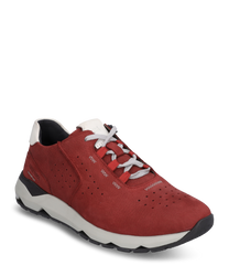 Baskets rouges avec lacets fabriquées en cuir lisse. La chaussure a une semelle blanche contrastante et des perforations discrètes pour la respirabilité.