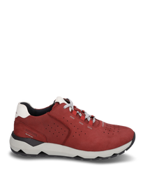 Baskets rouges avec lacets fabriquées en cuir lisse. La chaussure a une semelle blanche contrastante et des perforations discrètes pour la respirabilité.