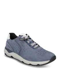 Zapatilla azul con cordones hecha de cuero liso. El zapato presenta finas perforaciones y detalles en blanco contrastantes en el talón con un perfil de suela robusto y gris.