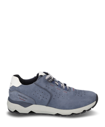 Zapatilla azul con cordones hecha de cuero liso. El zapato presenta finas perforaciones y detalles en blanco contrastantes en el talón con un perfil de suela robusto y gris.