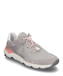 De sneaker is gemaakt van grijs textiel met suède accenten en heeft een roze vetersluiting. De zool is in wit en grijs uitgevoerd terwijl een subtiel roze detail op de hiel zorgt voor een moderne uitstraling.