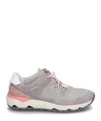 De sneaker is gemaakt van grijs textiel met suède accenten en heeft een roze vetersluiting. De zool is in wit en grijs uitgevoerd terwijl een subtiel roze detail op de hiel zorgt voor een moderne uitstraling.