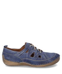 Der Halbschuh in Blau besticht durch seine offene Schnürung und das weiche Leder. Die kontrastierenden Nähte und die flache helle Sohle verleihen ihm einen lässigen Look.