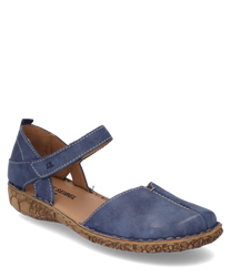 Sandale bleue en cuir avec fermeture velcro. La semelle est brune avec un motif floral le design est simple et confortable.