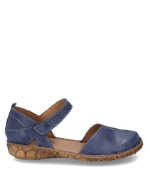 Sandale bleue en cuir avec fermeture velcro. La semelle est brune avec un motif floral le design est simple et confortable.