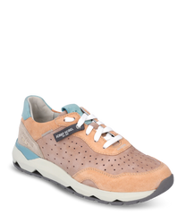 La sneaker in pelle di alta qualità combina tonalità beige e blu con una suola bianca. Le caratteristiche includono la chiusura con lacci e la superficie perforata che garantisce traspirabilità.