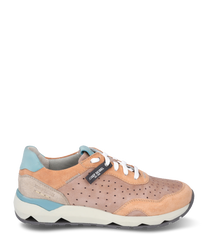 La sneaker in pelle di alta qualità combina tonalità beige e blu con una suola bianca. Le caratteristiche includono la chiusura con lacci e la superficie perforata che garantisce traspirabilità.