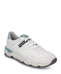 De sneaker is gemaakt van glad crèmekleurig leer met een geperforeerd ontwerp en turquoise accenten. Hij heeft een vetersluiting en een robuuste zool ideaal voor sportieve activiteiten en casual outfits.